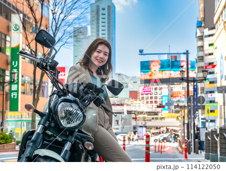 ビジネスウーマンとクルーザーバイク　渋谷 114122050