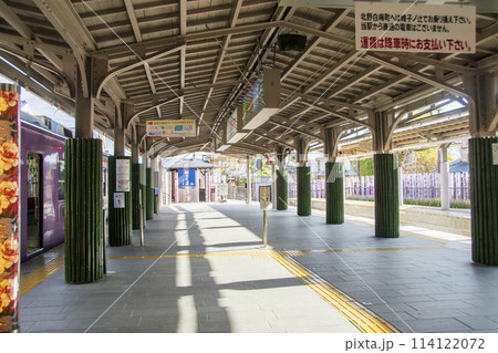 京都嵐山嵐電駅のプラットホーム 114122072