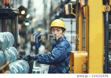 AI生成画像　フォークリフトを運転する若い作業員 114122476