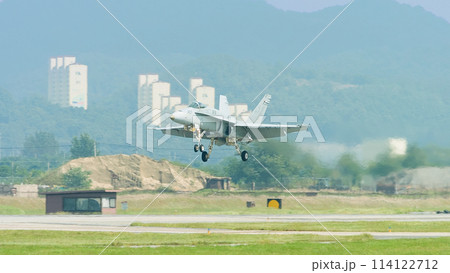 アメリカ海軍F/A-18Cホーネット着陸進入 114122712