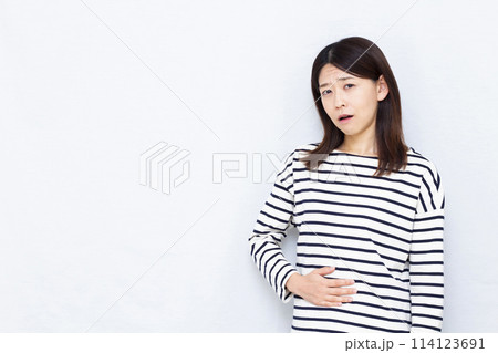 お腹が痛い女性 お腹が痛い女性 114123691