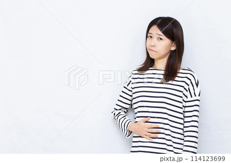 お腹が痛い女性 114123699