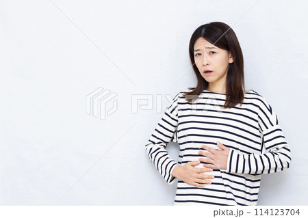 お腹が痛い女性 お腹が痛い女性 114123704