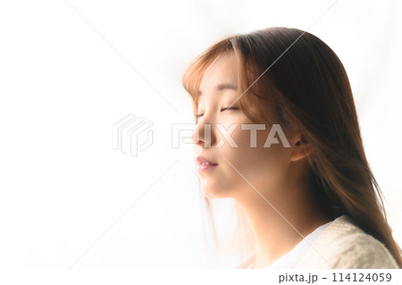 女性のソフトフォーカスな写真 女性のソフトフォーカスな写真 114124059