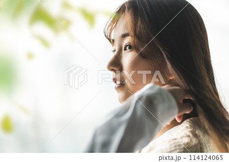 清楚な女性のポートレート 114124065