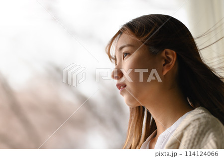 女性のソフトフォーカスな写真 114124066