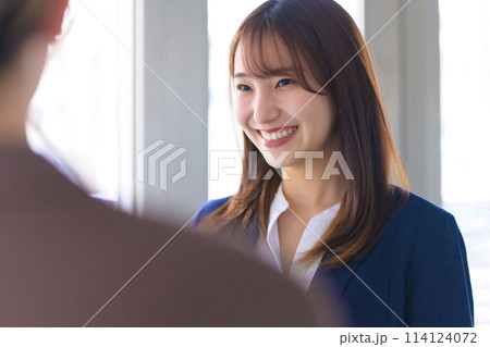 清楚な女性のポートレート 114124072