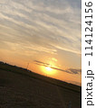 夕日に照らされた田んぼ 114124156