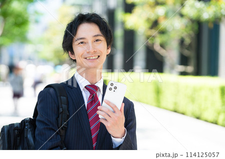 スマホを持ったスーツ姿のビジネスマン 114125057