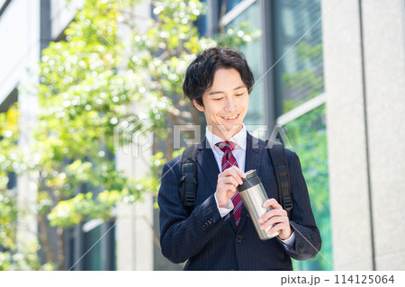 マイボトルを持つビジネスマン 114125064