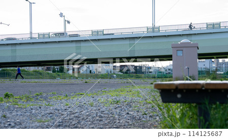 河川敷のベンチ 114125687