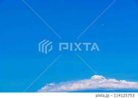 大空に舞い上がった軽飛行機とグライダー 大空に舞い上がった軽飛行機とグライダー 114125753