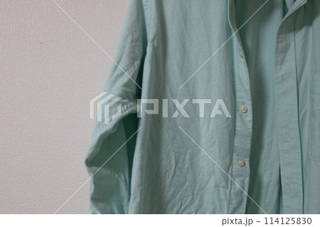 しわが入ったシャツ。 114125830