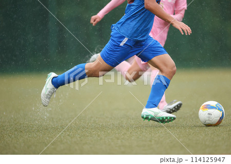 雨のなかでサッカーの試合 雨のなかでサッカーの試合 114125947
