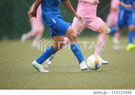 雨のなかでサッカーの試合 雨のなかでサッカーの試合 114125948