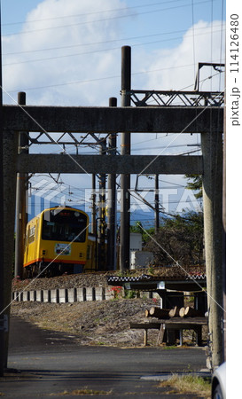 三岐鉄道と鳥居 三岐鉄道と鳥居 114126480