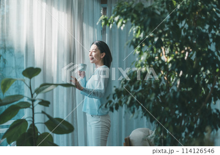 a forty-something woman 114126546