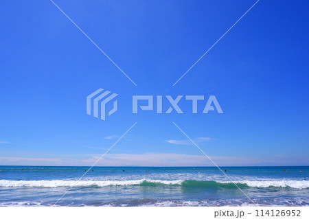 きらきら輝く夏の海で、サーファーがサーフィンを楽しむ夏のイメージ 114126952