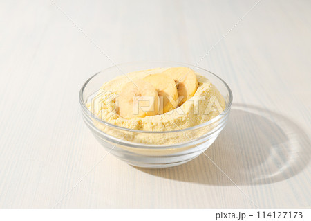 Banana flour, concept of cooking food, tasty banana flour Banana flour, concept of cooking food, tasty banana flour 114127173