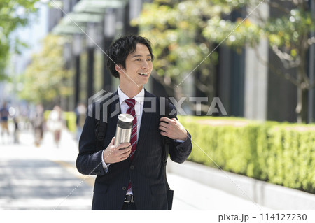 マイボトルを持った30代のビジネスマン 114127230