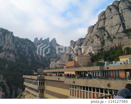 スペインの奇岩が連なる聖地モンセラット(in Spain) 114127360