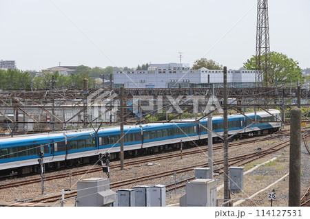 JR東日本東大宮操車場を出発して行く特急電車 114127531