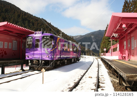 恋山形駅雪の中を走るローカル線の気動車 114128165