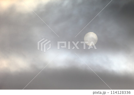 曇り空と太陽 114128336