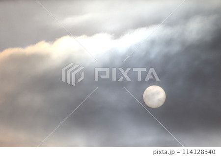 曇り空と太陽 曇り空と太陽 114128340