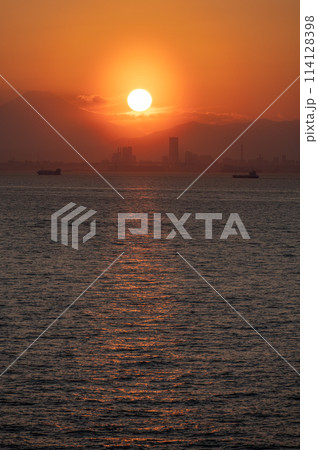 海ほたるから眺める夕日と海 海ほたるから眺める夕日と海 114128398