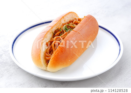 昔なつかしい素朴な味わいのソース焼きそばパン 昔なつかしい素朴な味わいのソース焼きそばパン 114128528