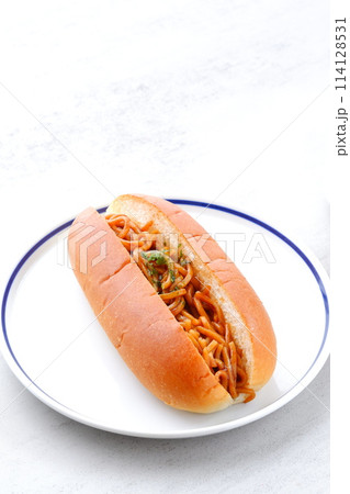 昔なつかしい素朴な味わいのソース焼きそばパン 昔なつかしい素朴な味わいのソース焼きそばパン 114128531