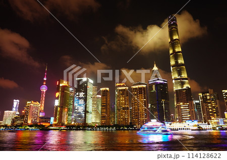 キラキラの上海 　バンドーから浦東新区を望む 114128622