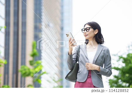 ビジネス街を歩く若い女性 ビジネス街を歩く若い女性 114128852