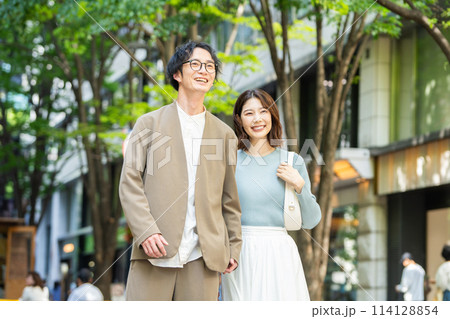 笑顔で街を歩く若いカップル 114128854