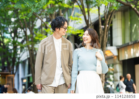 笑顔で街を歩く若いカップル 114128858