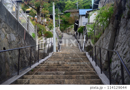 尾道千光寺道坂道の石階段-2 114129044