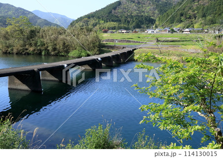 一斗俵沈下橋の景観　新緑の季節　（高知県　四万十町） 114130015