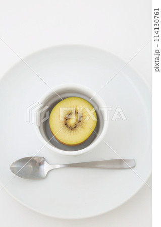 キウイスプーン添え縦位置 114130761