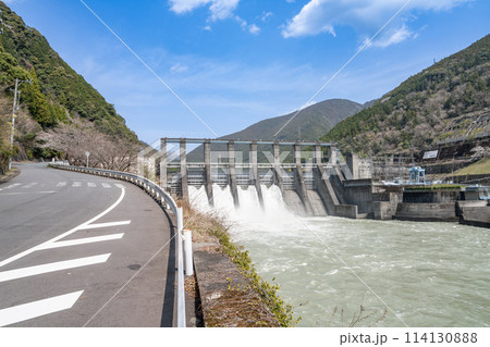放水する秋葉ダム(静岡県) 放水する秋葉ダム(静岡県) 114130888