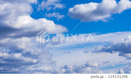 青空に流れるたくさんの雲 114131206