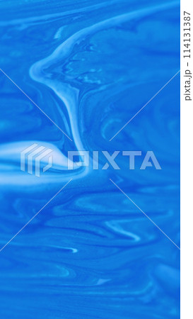 Drip ink texture. Shimmer paint flow. Defocused blue white color fluid oil glitter gloss acrylic wave serum abstract art background. 114131387