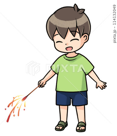 手持ち花火で遊ぶ男の子 114132049