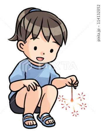 手持ち花火で遊ぶ女の子 手持ち花火で遊ぶ女の子 114132052