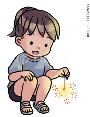 手持ち花火で遊ぶ女の子（夜） 114132055