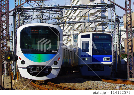萩山駅を往来する西武線 114132575