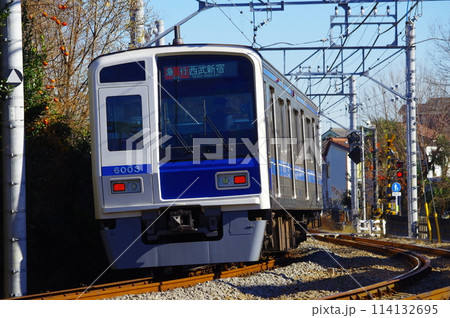 萩山駅を往来する西武線 114132695