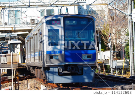 萩山駅を往来する西武線 114132698