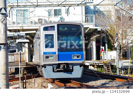 萩山駅を往来する西武線 114132699