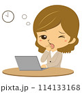 パソコンの前で眠そうな女性 114133168